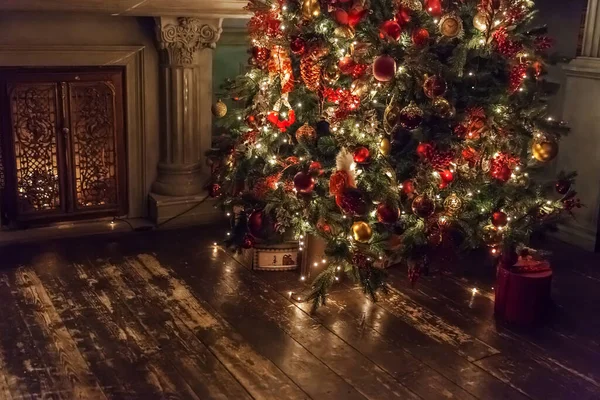 Klassisches Weihnachten Neujahr Dekoriert Innenraum Kamin Silvesterbaum Weihnachtsbaum Mit Silbernem — Stockfoto