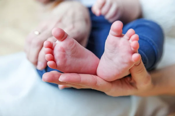 Minik Bebek Erkek Dişi Bebek Ayak Ayak Parmakları Anne Elinin — Stok fotoğraf