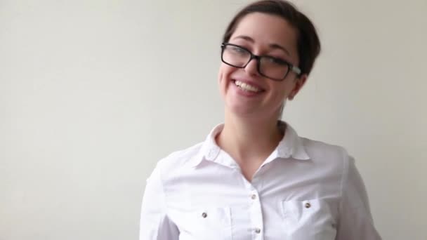 Hermosa Chica Feliz Sonriendo Belleza Simple Retrato Joven Mujer Morena — Vídeos de Stock