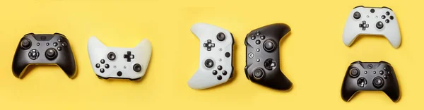 Bianco Nero Molti Joystick Gamepad Console Gioco Isolato Sfondo Giallo — Foto Stock