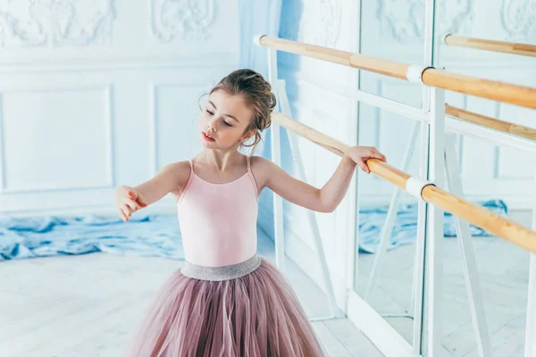 Mladá Klasická Baletka Třídě Tance Krásná Elegantní Balerína Praxe Baletní — Stock fotografie