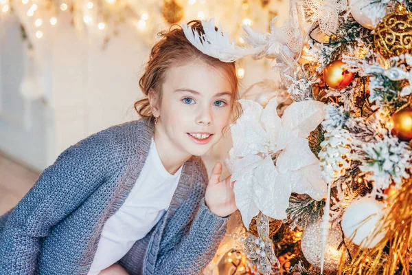 Маленькая Девочка Украшает Елку Канун Рождества Дома Маленький Ребенок Светлой — стоковое фото