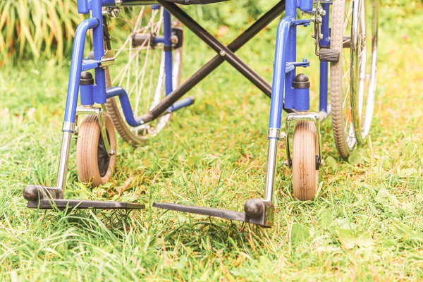 Fauteuil Roulant Vide Debout Sur Herbe Dans Parc Hôpital Attente — Photo