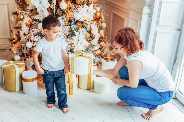 Glückliche Familienmutter Und Sohn Mit Geschenkbox Weihnachtsbaum Heiligabend Hause Mutter — Stockfoto