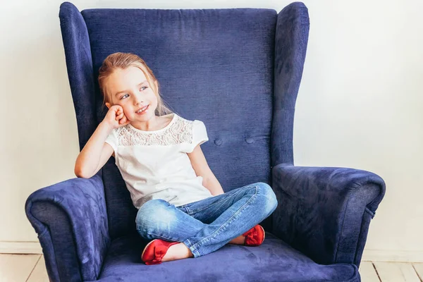 Menina Doce Jeans Camiseta Branca Sentado Cadeira Azul Aconchegante Moderno — Fotografia de Stock