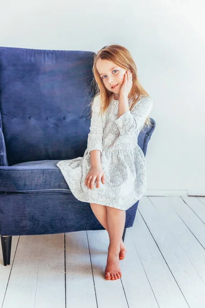 Douce Petite Fille Robe Blanche Assise Sur Une Chaise Bleue — Photo