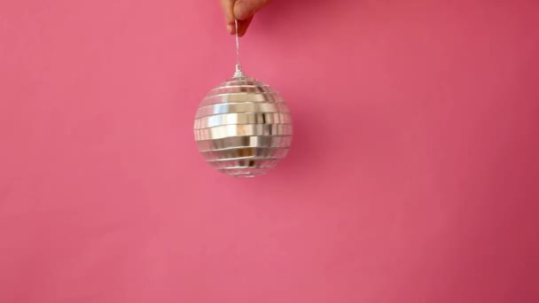 Simpelweg Minimale Ontwerp Vrouwelijke Hand Houden Kerst Ornament Disco Bal — Stockvideo