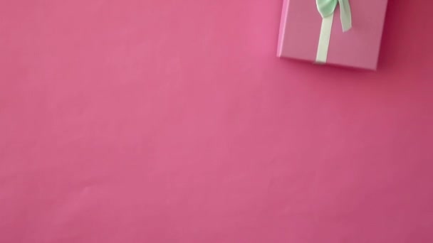 Pembe Pastel Renkli Arka Planda Izole Edilmiş Pembe Hediye Kutusu — Stok video