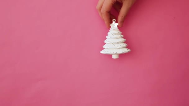 Simpelweg Minimale Ontwerp Vrouwelijke Hand Houden Kerst Ornament Dennenboom Geïsoleerd — Stockvideo