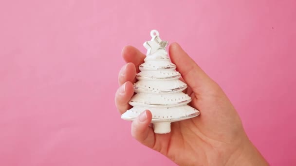 Simpelweg Minimale Ontwerp Vrouwelijke Hand Houden Kerst Ornament Dennenboom Geïsoleerd — Stockvideo