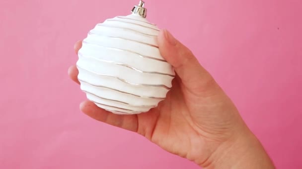 Simpelweg Minimale Ontwerp Vrouwelijke Hand Houden Kerst Ornament Bal Geïsoleerd — Stockvideo