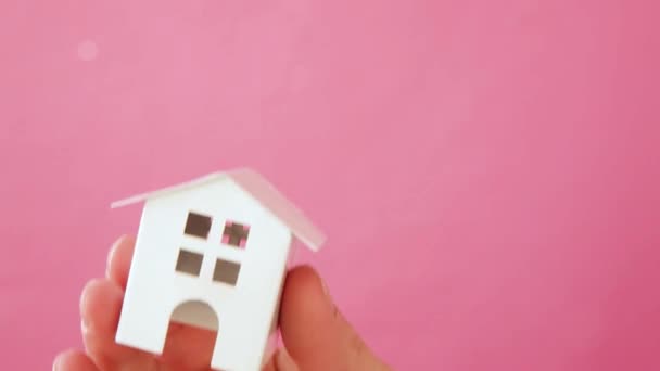 Egyszerűen Design Női Kéz Gazdaság Miniatűr Fehér Játék Ház Elszigetelt — Stock videók