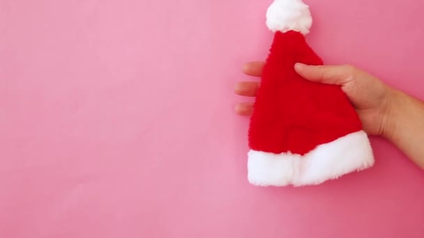 Simpelweg Minimale Ontwerp Vrouwelijke Hand Pers Knijpen Kerstman Hoed Geïsoleerd — Stockvideo