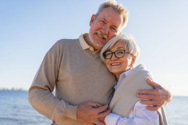 Yaşlı bir çift kumsalda yürüyüş yaparken kucaklaşıp eğleniyorlar. Yaşlı karı şefkatle kucaklaşıyor aşk tatlı bir bağın tadını çıkarıyor. Büyükannem ve büyükbabam birlikte. Aile anı aşkı