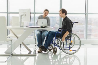 İş arkadaşları, kadın sandalyeye oturanlar, engelli çalışanlar için. Şirket kurma ekibi birlikte çalışıyor. Şirket profesyonel takımı proje fikirlerini tartışıyor