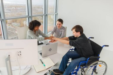 Bir yığın el. Girişim ekibi birliği konsepti. Çeşitli çok ırklı iş adamlarının el ele tutuşması. Çalışma sürecindeki iş arkadaşları şirketin başarısına sevindiler