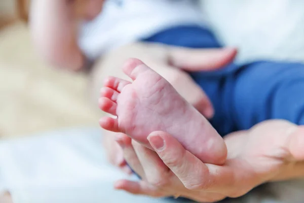 Petit Nouveau Ne Male Ou Femelle Bebe Pieds Et Orteils Sur La Main De La Mere L Innocence Style De Vie Stock Photo