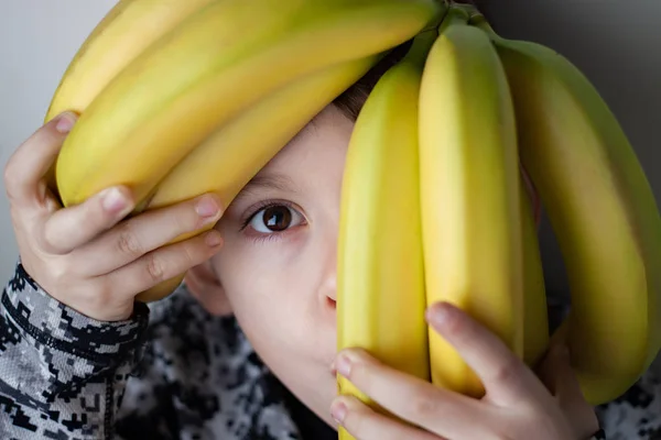 Молодий Чоловік Дитина Ховається Бананами Ліцензійні Стокові Зображення