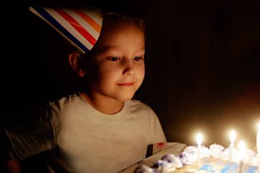 Çocuk doğum şapka yaklaşık mumları söndür.