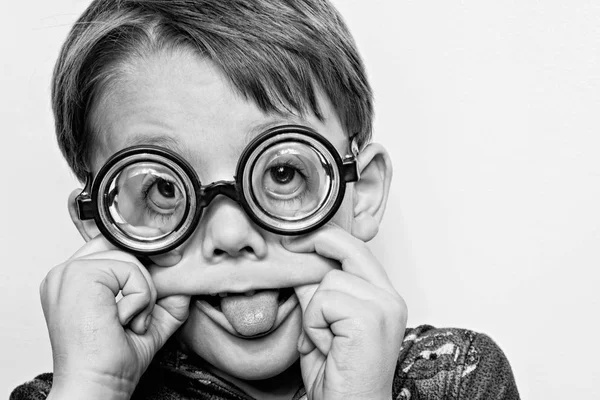 Kind Junge Aussenseiter Mit Brille Macht Ein Dummes Gesicht — Stockfoto
