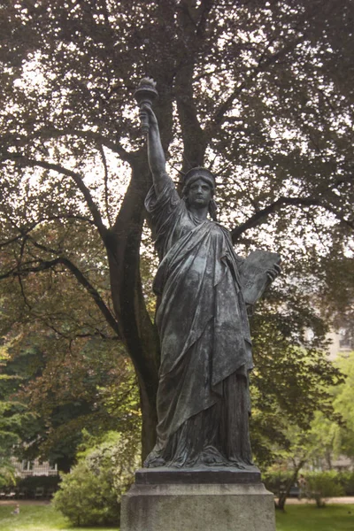 Люксембургские Сады Парижская Статуя Свободы — стоковое фото
