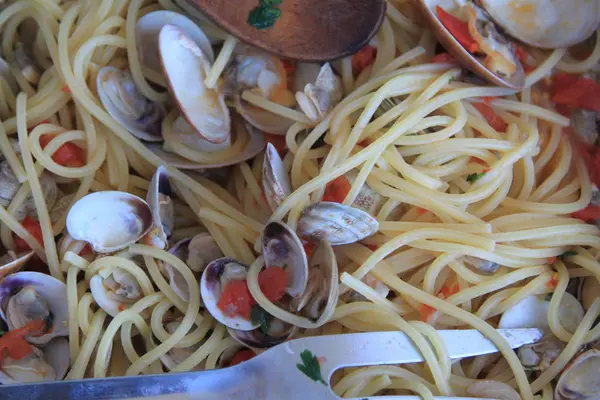 Plaat Van Spaghetti Met Kokkels Geserveerd Een Schaal — Stockfoto