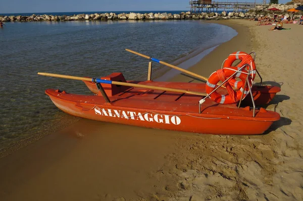 海上で救命浮輪ボート救助資機材 — ストック写真