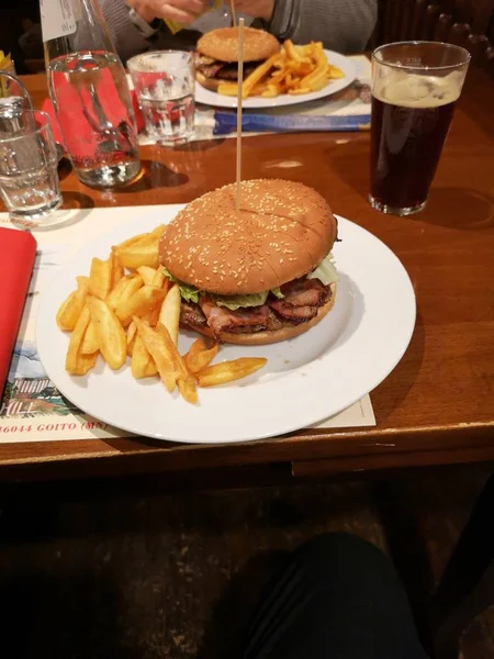 Kött Hamburgare Med Chips Serveras Tallrik Vid Den Eftertraktade Bord — Stockfoto