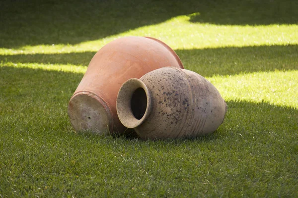 Vasos Antigos Deitado Gramado Para Arte — Fotografia de Stock