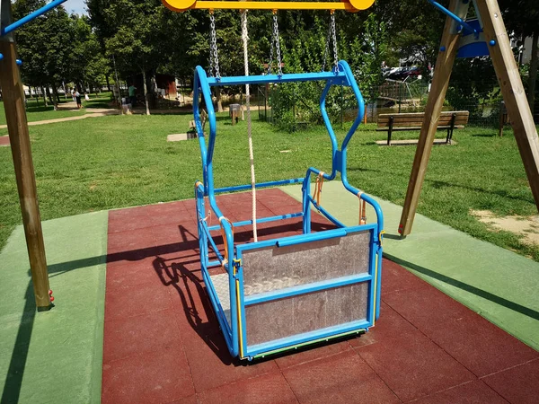 Schaukel Für Behinderte Freizeitpark Eingefügt — Stockfoto