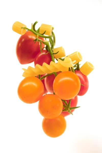 黄大番茄番茄与生面食 — 图库照片