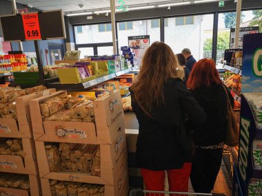 tramvay ile bir süpermarket checkout alımları ile satır insanlar 