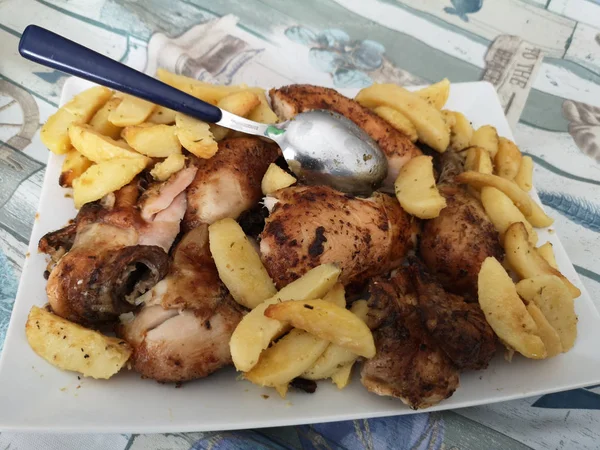 Bir Tabak Doğranmış Tavuk Patatesle Hazırlanmış Masa — Stok fotoğraf