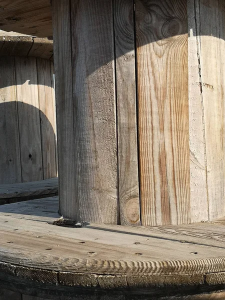 Хранение Пустых Деревянных Барабанов — стоковое фото