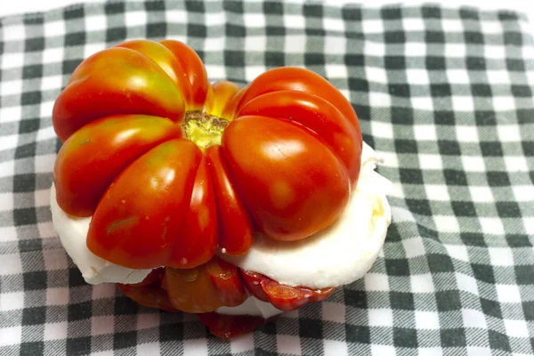 モッツァレラのサラダカットの赤いトマト — ストック写真