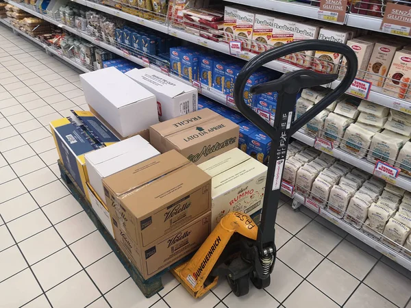 Corredor Supermercado Com Prateleiras Cheias Produtos — Fotografia de Stock