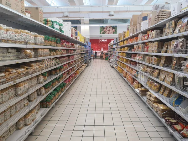Alejka Supermarketów Półkami Pełnymi Produktów — Zdjęcie stockowe