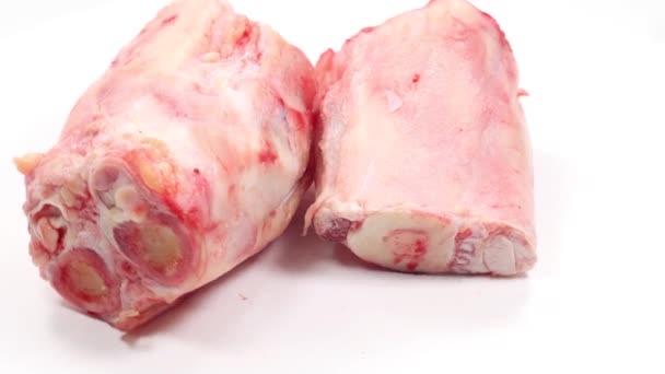 Morceaux d'os de jarret de veau à usage alimentaire Vidéo De Stock