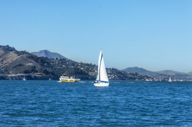 Görüntü Marina District Harbor yakınlarındaki San Francisco Körfezi'nde yelkenli bir yelkenli tekne. Ayrıca görüntüde mesafe ve Sausalito, Cal kasabasında başka bir yelkenli özellikleri