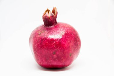 Beyaz arkaplanda izole edilmiş nar