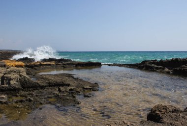 Dalgalar kayalar karşı çökmesini ile deniz manzarası