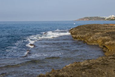 Kayalık deniz sahil güzel manzara