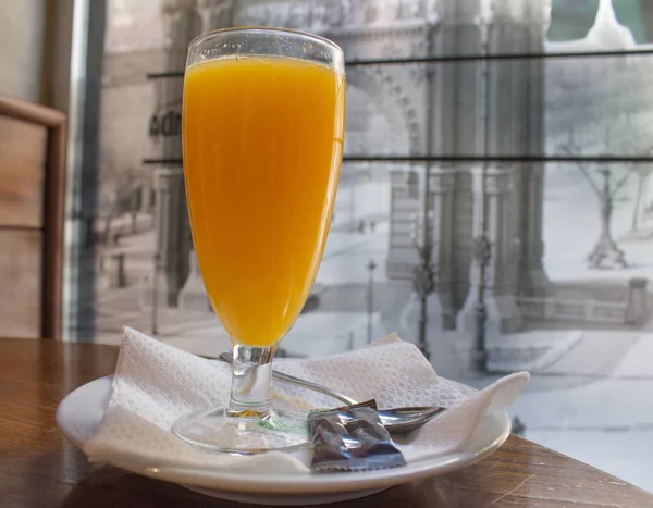 kahvaltıda kahve masasında taze portakal suyu bir bardak