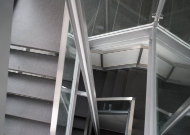 Minimalizm tarzı merdivenlerden aşağı iniş