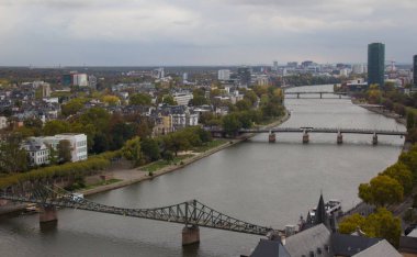 Bir gökdelenin çatı üzerinden ana nehir ve Frankfurt Panorama