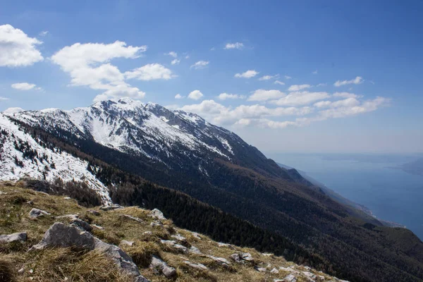 Vista desde la cima del Monte Baldo hasta el lago de Garda, Italia — Foto de Stock