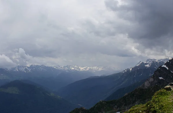 Yağmurdan önce dağ vadisi üzerinde bulutlu gökyüzü — Stok fotoğraf
