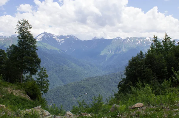 Θέα στην οροσειρά και ανελκυστήρες στο χιονοδρομικό θέρετρο Rosa Khut — Φωτογραφία Αρχείου