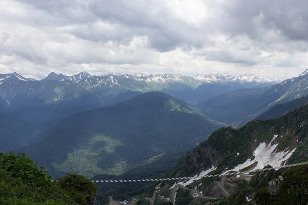 Puente Colgante Extiende Sobre Los Bordes Dos Guisantes Montaña — Foto de Stock