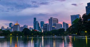 Alacakaranlık gökyüzü ve binaların Silom bölgesinde güzel renkler. Bangkok Tayland.